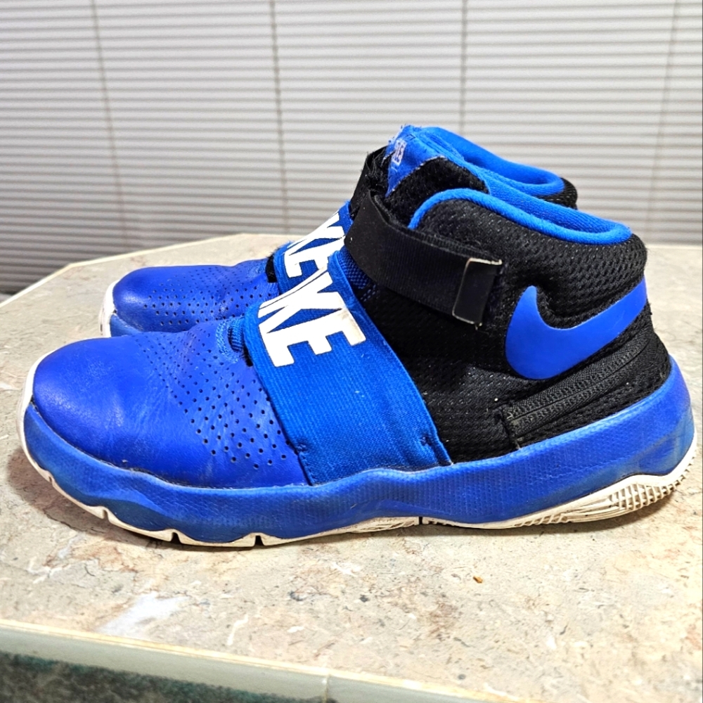 Nike Team Hustle D 8 GS Basketball Shoes Size 4.5Y Royal White Black - Picture 1 of 9